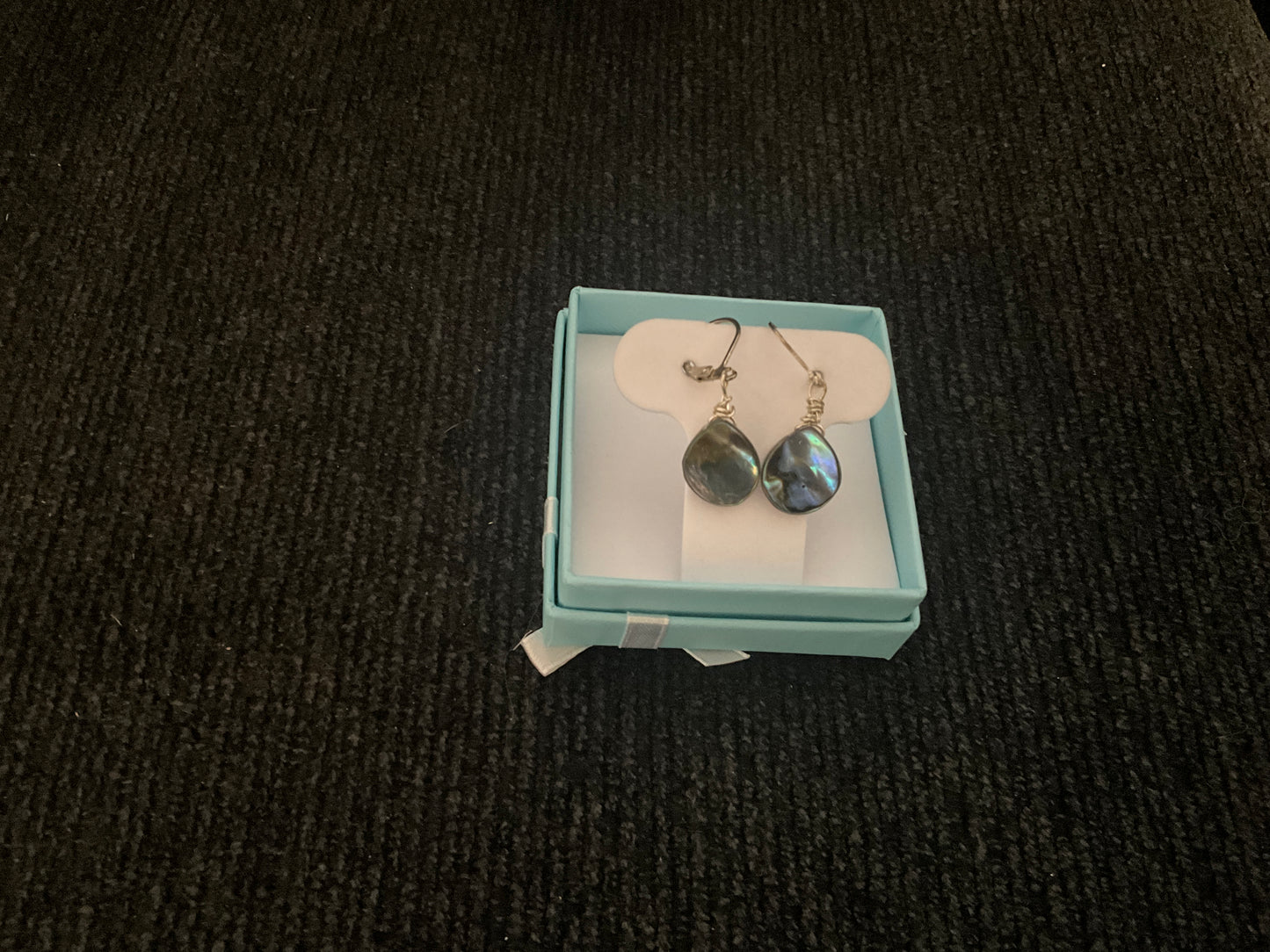 Abalone Shell Teardrop dangle earrings. / Concha de Abalone pendientes colgantes en lagrimas.
